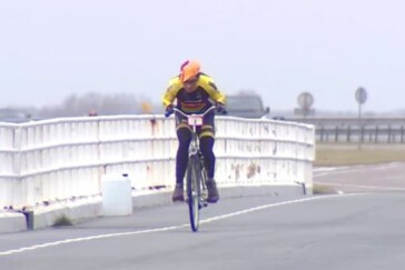 Riders ascending the Cote de La Roche. Photo by Sirotti